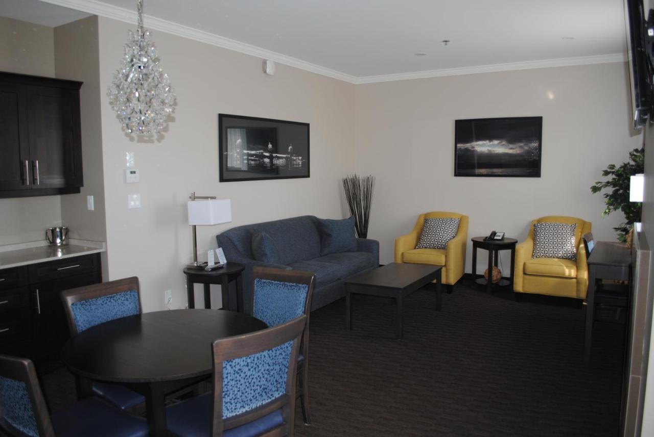 Days Inn & Suites By Wyndham לינדזי מראה חיצוני תמונה