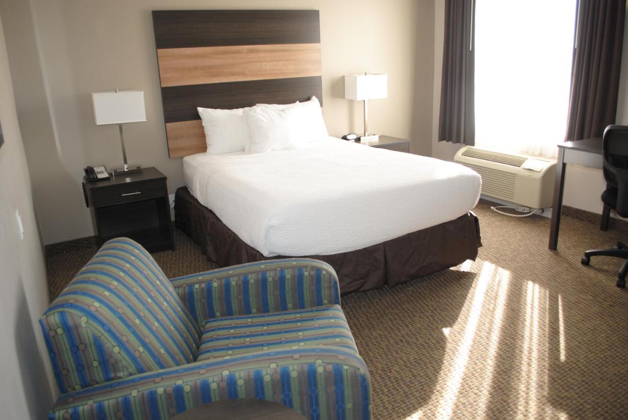Days Inn & Suites By Wyndham לינדזי מראה חיצוני תמונה