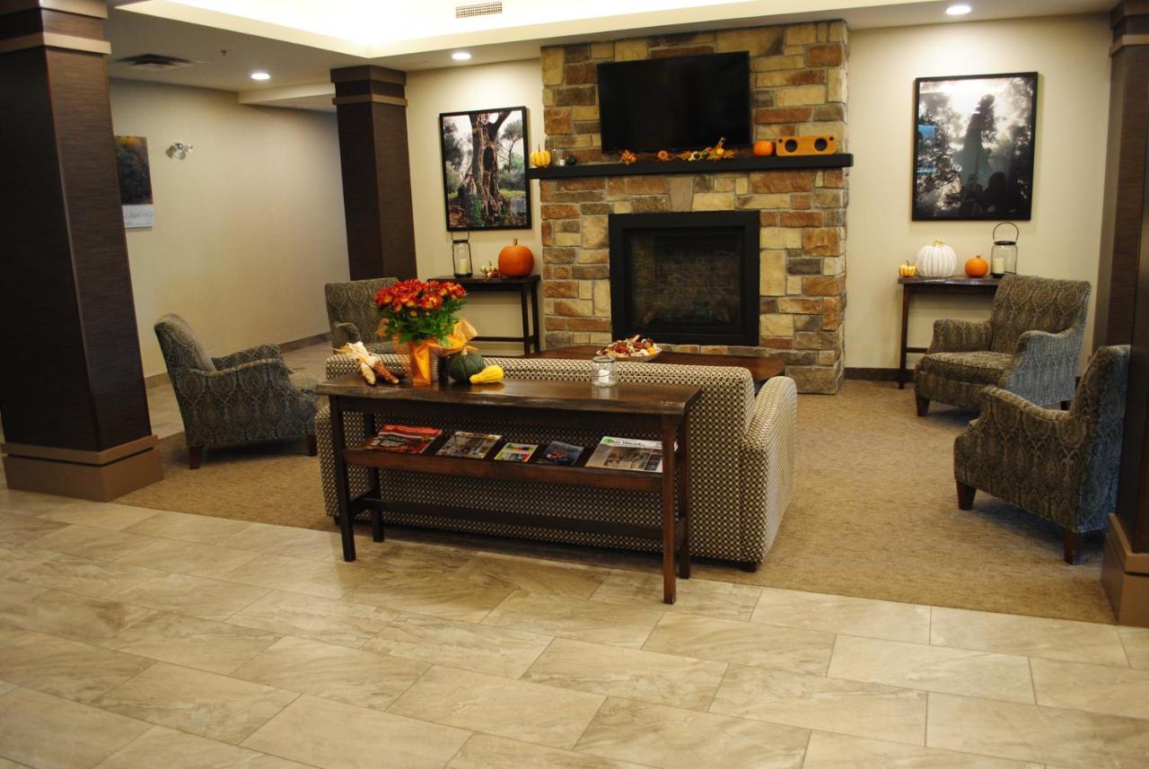 Days Inn & Suites By Wyndham לינדזי מראה חיצוני תמונה
