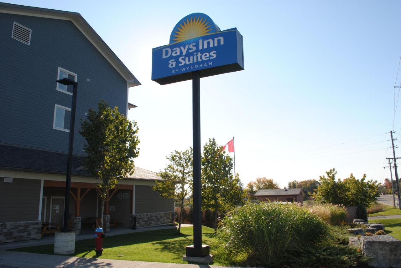 Days Inn & Suites By Wyndham לינדזי מראה חיצוני תמונה