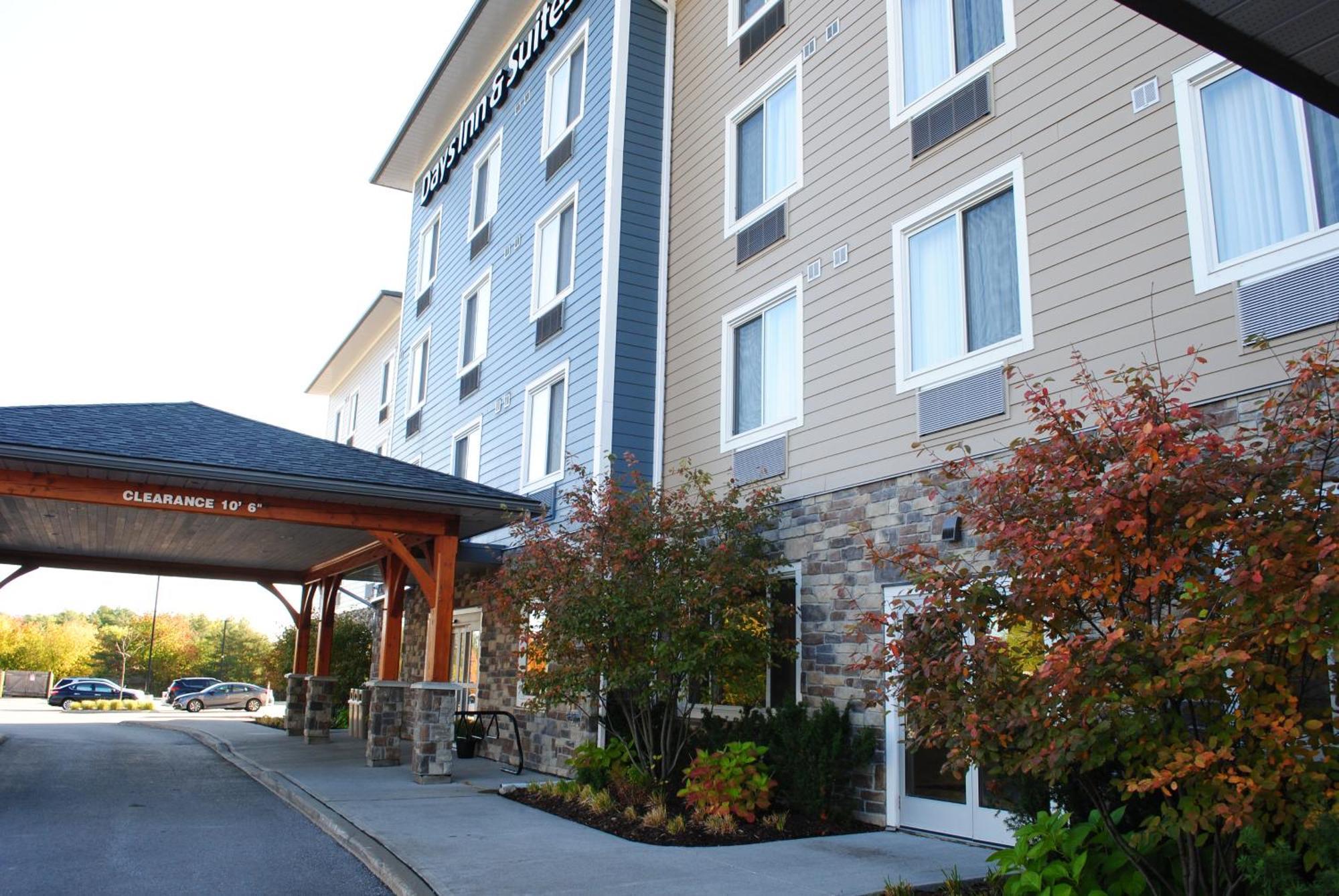Days Inn & Suites By Wyndham לינדזי מראה חיצוני תמונה