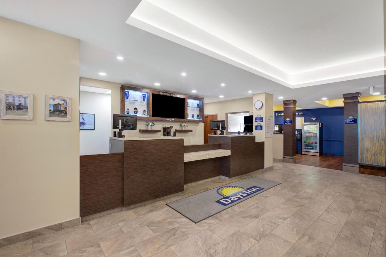Days Inn & Suites By Wyndham לינדזי מראה חיצוני תמונה