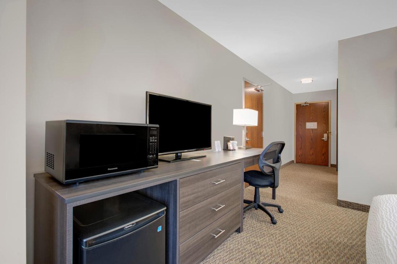 Days Inn & Suites By Wyndham לינדזי מראה חיצוני תמונה
