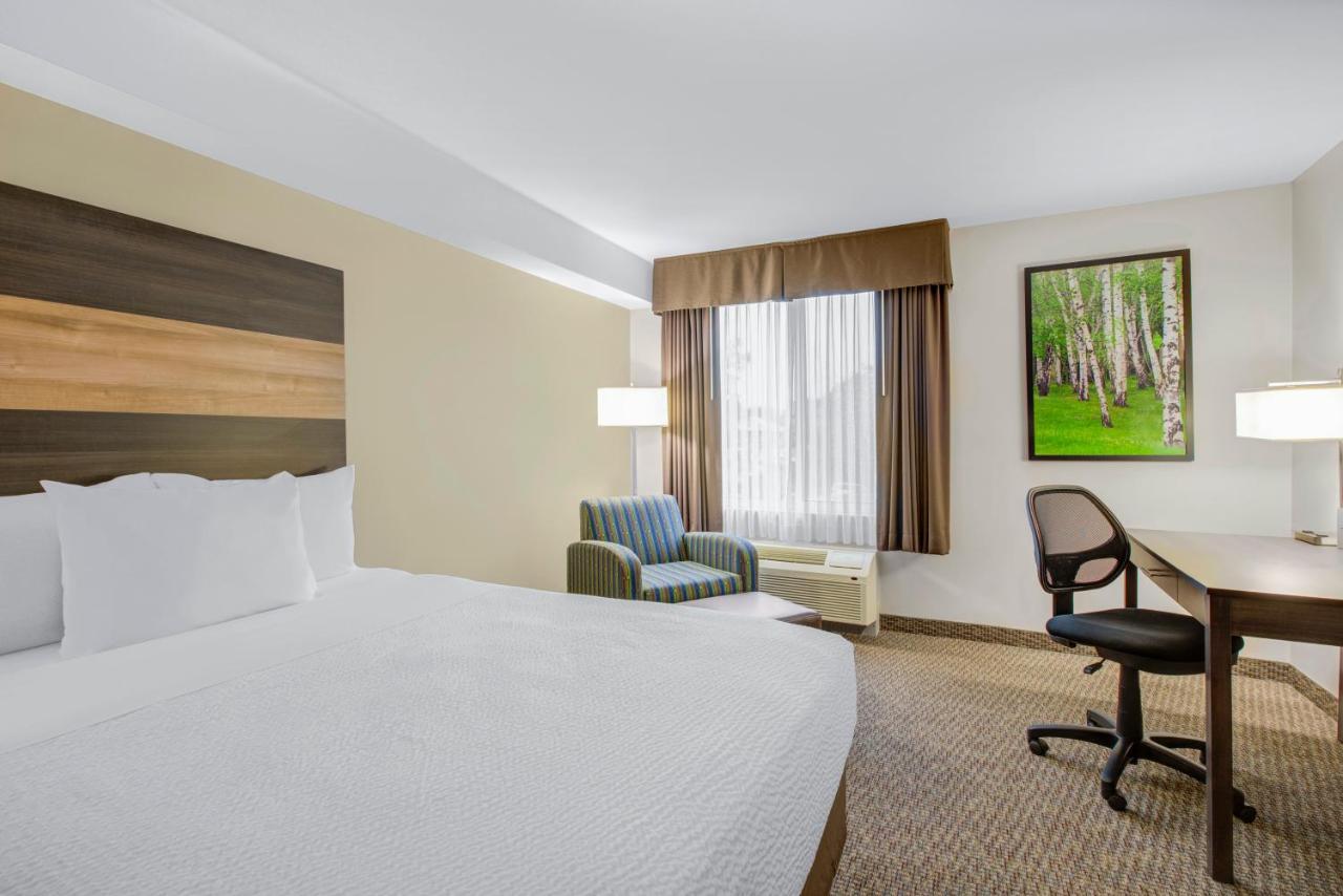 Days Inn & Suites By Wyndham לינדזי מראה חיצוני תמונה