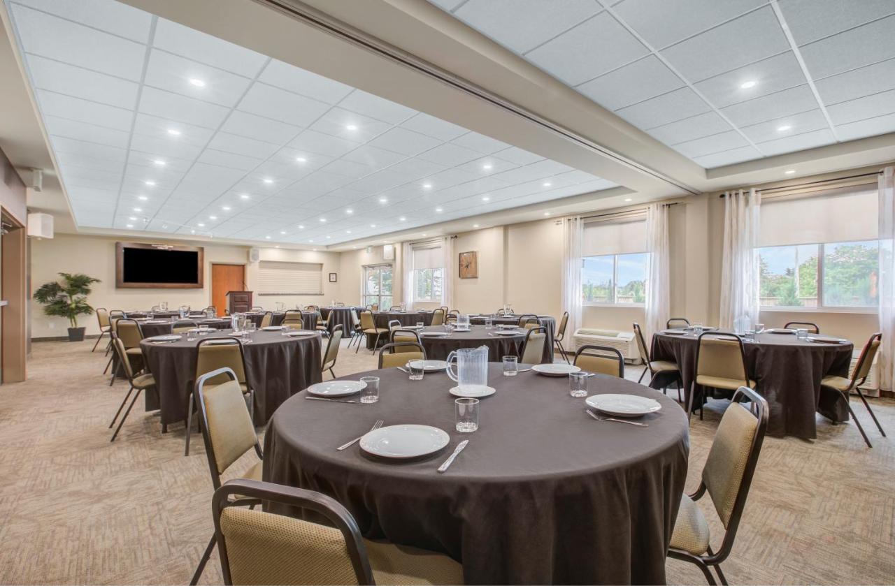 Days Inn & Suites By Wyndham לינדזי מראה חיצוני תמונה